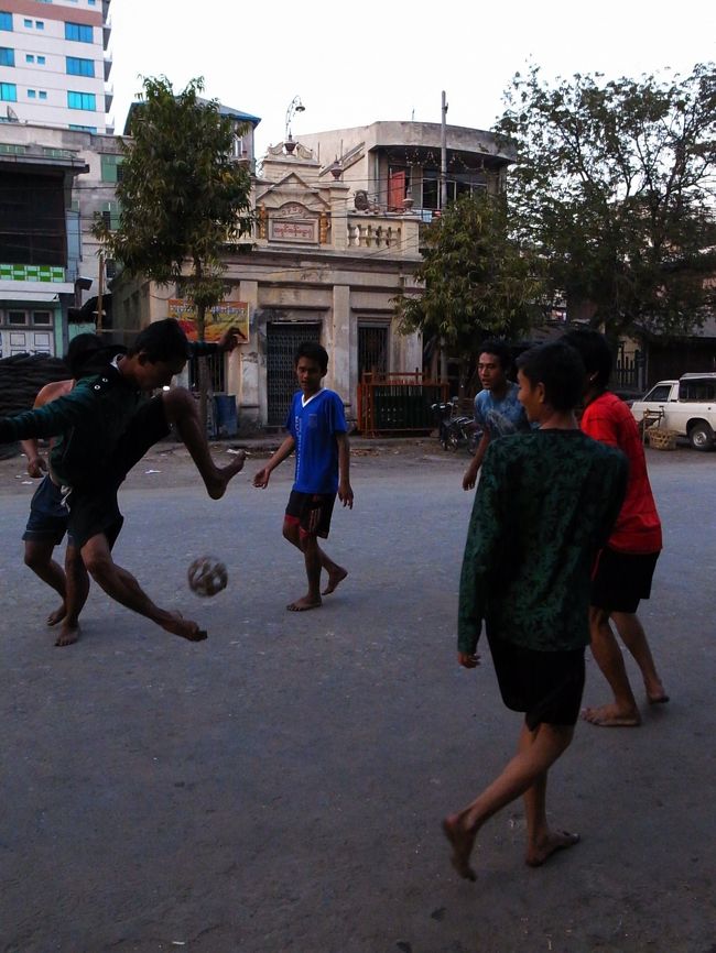夕方、仕事を終え、暑さも和らぎ始めたころ・・・。<br /><br /><br />蹴鞠のようなセパタクロー。<br /><br />これも竹で編んだボール。<br /><br />こちらに玉が来たので足で打ち返したが、<br />結構硬くて痛かった。