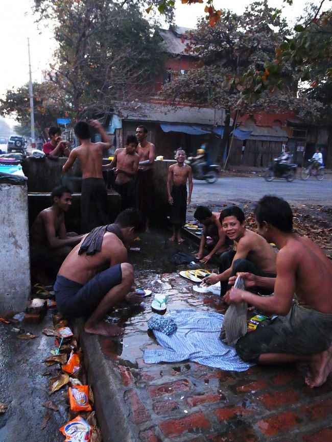 街角にはこのような井戸（？）があり、普段は女性が洗濯をしていることが多いが、<br />夕方のこの時は、男性ばかり、自分の服を洗濯したり、水を浴びたりして賑やかだった。