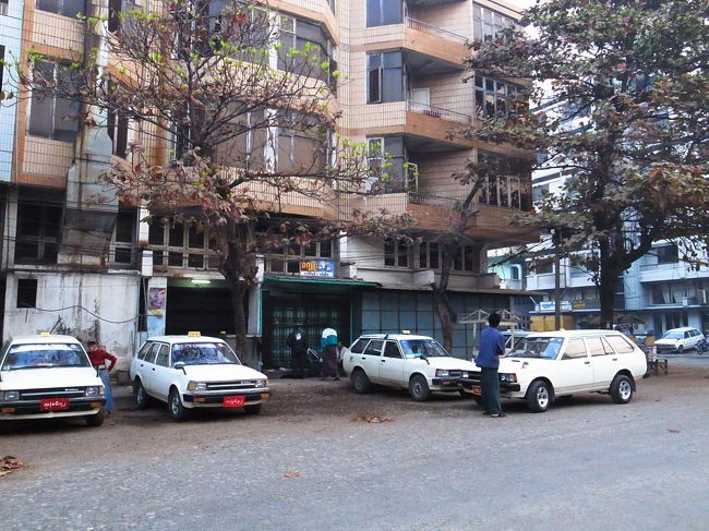 マンダレーから車で２時間ほどのピンウールィンに行ってみることにした。<br /><br />ヤンゴンのインド人街でパンツの直しをしてもらっている時に、そこの主人から、マンダレーに行くんだったら是非ピンウールィンに行きなさい、と言われ、気になっていた場所だ。<br /><br />出発の日の早朝６時半、集合場所のタクシー乗り場。<br />このタクシー（４人集まったら出発する）で行った。