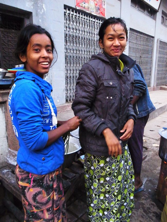 早朝だったがタクシー乗り場の向かいにこの女性たちがやっている屋台が開いたので、朝食をとった。<br /><br />こちらはまだ眠かったが、<br />とってもフランクな楽しい娘たちだった。