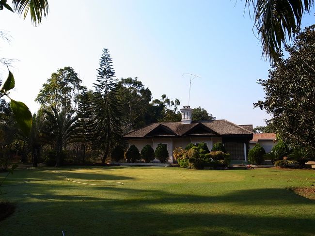 宿で自転車を借り、早速町を周ってみる。<br /><br />最初に見かけた住宅。<br />なんと芝生が植わっているではないか！！