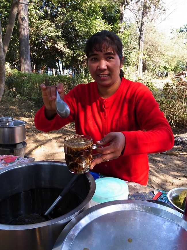 のどが渇いたな、と思いながら自転車をこいでいたら、木陰でこんなものを飲ます屋台があった。<br /><br />地元の女性も飲みながらおしゃべりをしていたので、<br />何だかわからないが飲んでみることにした。