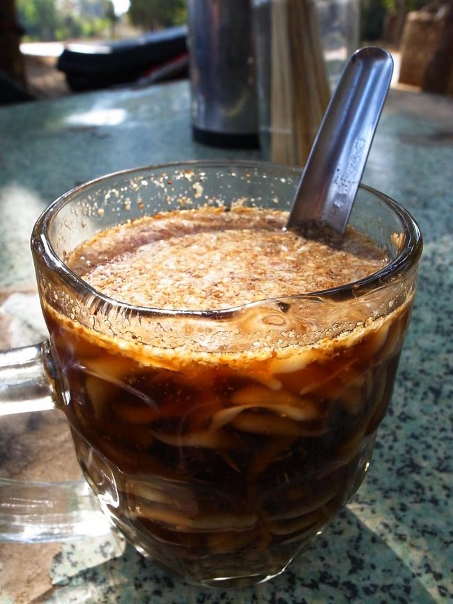 飲んでもよくわからなかった。<br /><br />強いて言えば、<br />ソーメンのつゆ（しょうがも入っている）を薄くして少し甘くしたような味。<br />悪くはない。<br /><br />中には短い麺のようなものと、冷えたご飯も入っていた。上にゴマがかかっていて、デザートというよりスナックという感じだった。<br /><br />１００チャット（１０円）、今までで一番安い食べ物だった。