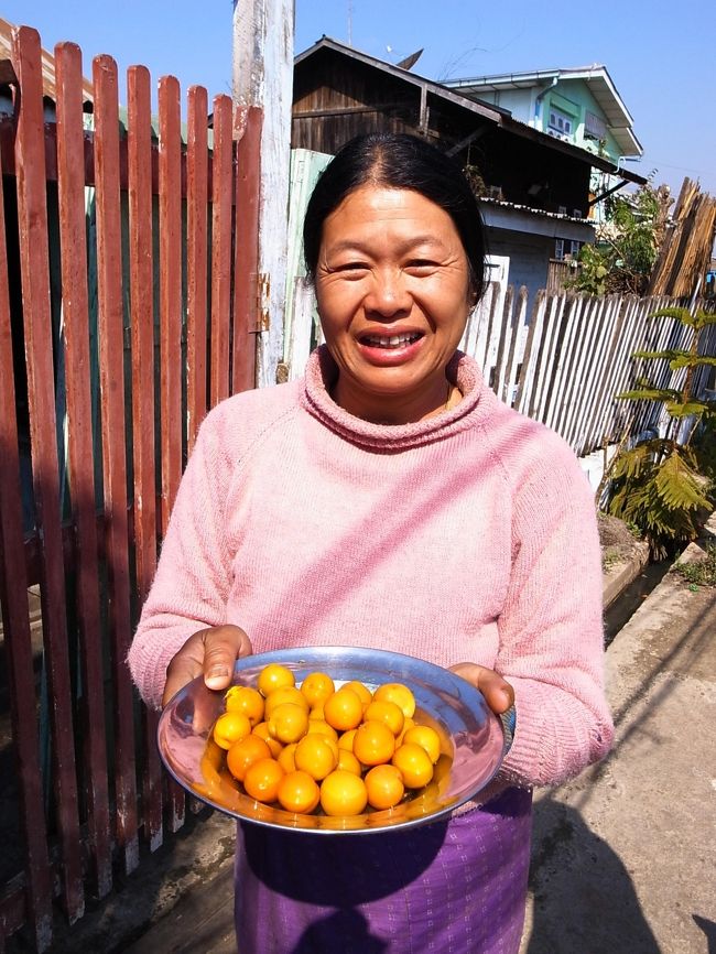 自転車を停めて、路地をぶらぶら歩いていたら、そこの住人に会い、挨拶をしていたら、中からこんなものを持ってきて、「うちで作ったものだから食べてください」と言われた。<br /><br />甘酸っぱくて、プラムのようなフルーツだった。<br /><br />裏にこれが生っている木があるのか、と思ったらそうではなく、これを加工して商品を作っていた。