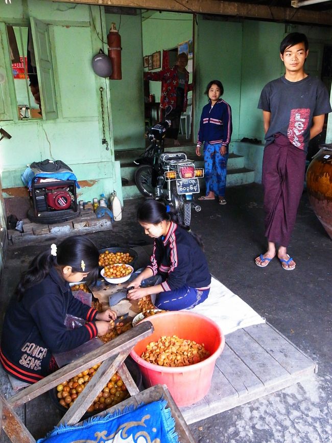 これがその加工場。右の男の子は息子さん。