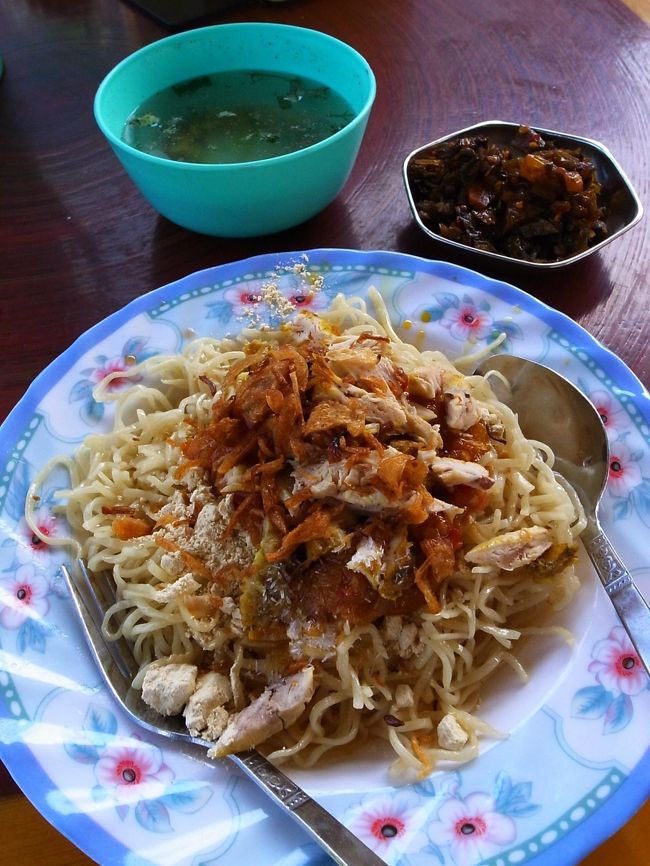 フライドヌードルを注文するとこんなのが出てきた。<br /><br />やはり少し油っぽい。