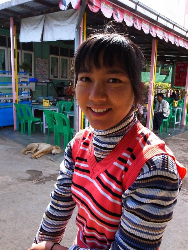 レストランで働く女の子。<br /><br />食べていると、二人の若者がバイクでやってきて、<br />食事を始めた。<br /><br />ごっつい方の男性（３０歳くらい）が、ちらちらこちらを見ていたので、ちょっと挨拶したら、「あなたは日本人ですか？」ときれいな日本語で話しかけてきた。<br />１２年間日本（千葉の検見川や品川など）に住んでいた、1999年に故郷のピンウールィンに戻ってきて、今は地元でコンピューター関係の仕事をしている、といっていた。<br />「こちらで結婚して子供もいるから難しいが、一人なら自分は今でも、日本に住みたい」、と言っていた。