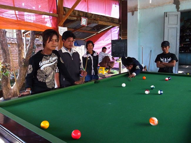 若者が昼間からビリヤードをやっていた。<br /><br />みんなあまり上手くなかったなぁ・・