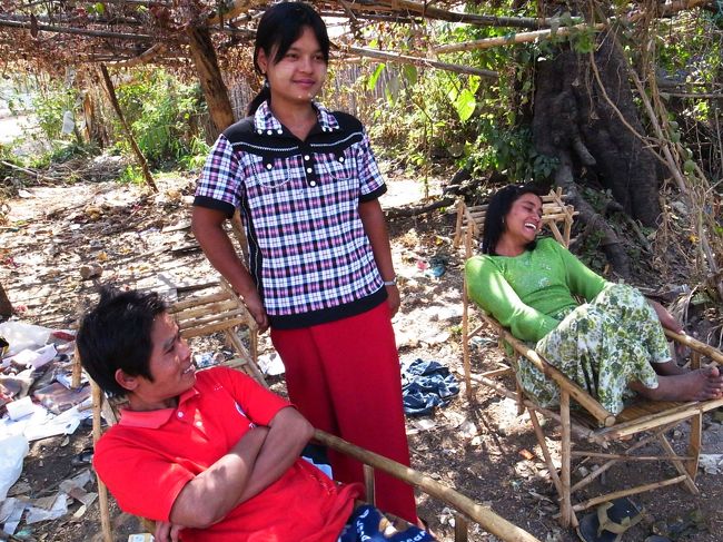 地元の人が木陰でくつろいでいた。<br /><br />傍に、機織り用の大きな糸巻きが置いてあったので、<br />何処かで機織りでもしているのかと思い、<br />キョロキョロしていたら、右の緑の女性が、「アンニャンセヨ」と言ってきたので、「韓国人じゃない、日本人だ」と言ってから、会話が始まった。