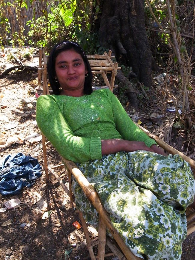 本当にこちらの人は、飾らずにすぐ打ち解けて受け入れてくれる。<br /><br />この女性も、話しているうちに、「私のうちはそこだから、食事をして行きなさい！」と向かいにある、竹で編んだ家を指さした。<br /><br />初対面の会ったばかりの人に何故ここまで親切にできるのだろう？<br /><br />みんなホスピタリティーにあふれた国民性だった。