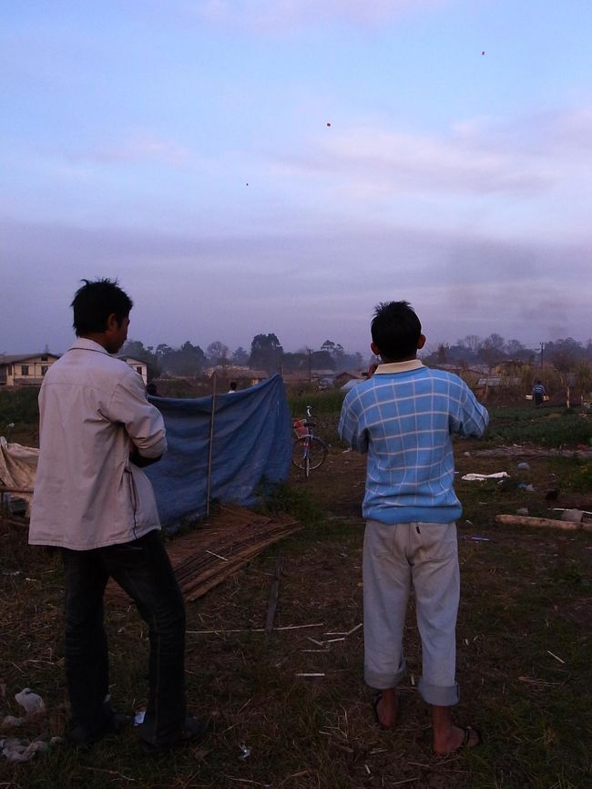 夕方、広い畑の一画で、凧揚げが行われていた。<br /><br />ここの人たちの数少ないリクリエーションのようだった。