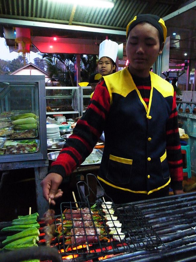 夕方、宿の近くには食堂がないので、自転車で５，６分の処にあるこのレストランまで来た。<br /><br />バーベキューしかなかったので、適当に食べ終え、帰ろうとしたら周りは真っ暗闇。<br /><br />一点の明かりも無く、昼間何度か行き来した記憶を頼りに宿に向かった。<br /><br />時々通る車のヘッドライトを頼りにソロソロと自転車を走らせたが、本当に真っ暗で、路肩にぶつかったりした。<br />二股に来ても、明るい時に見ていた景色と、暗いなかでは全く勝手が違う。<br />目をつぶって歩くような感じだった。<br /><br />次の夜は懐中電灯を持参した。