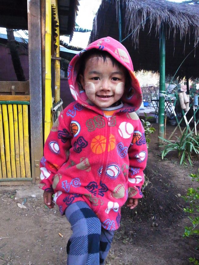 宿の子供<br /><br /><br /><br />ピンウールィンからマンダレーに帰る日。<br /><br />宿にタクシーを頼んでおいたら、部屋の前に横付けしてくれた。<br />さすがモーテルだな。<br />