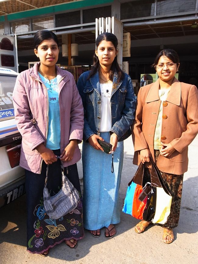 お父さんがカメラマンで、今はピンウールィンの時計塔のちかくでフォトスタジオを経営している。<br />今度ピンウールィンにきたら是非寄ってください、<br />と言われた。<br /><br />マンダレーに着いて、３人の写真を撮らせてもらった。<br /><br /><br />最後まで感動のピンウールィンだった。