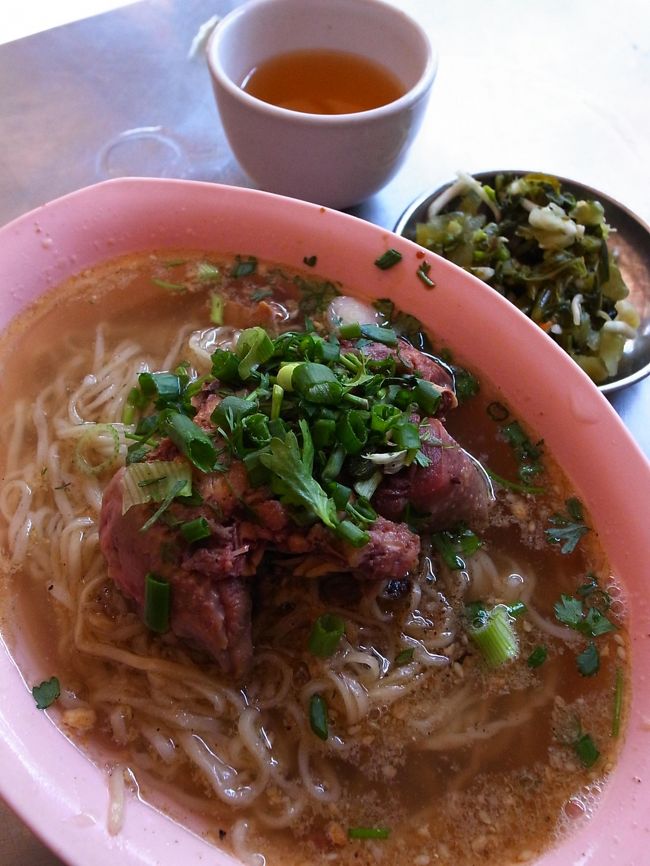 宿の近くにあった、桜花レストランで食べたヌードルスープ。<br /><br />ここにはよく通った。