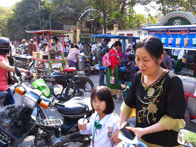 小学校の送り迎え。<br /><br />これはタイと一緒だな・・・。