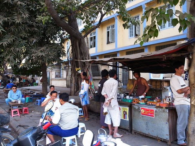宿の近所の路上カフェ。<br />すごく流行っていたので、何度かミルクティーを飲んだ。<br />大きな木があり、いい木陰になる。<br />というより、木陰のある場所にカフェを開いている、と言ったほうが正しい。