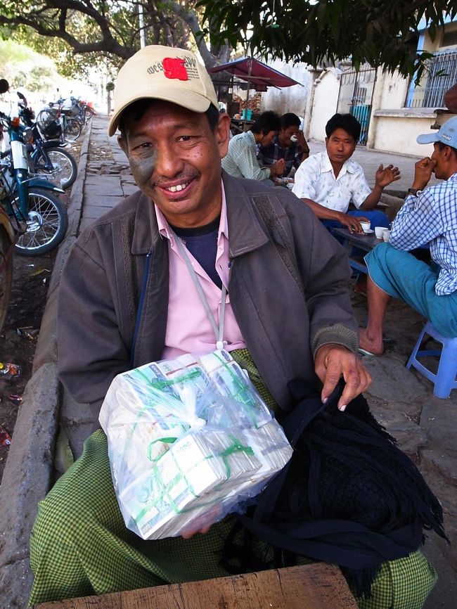 そこでお茶を飲んでいたら、隣のテーブルの人がこんな大金を持っていた。<br /><br />１００万円分くらいあるのかな？<br />こちらでは驚くような大金で、ちょっと見当がつかない。<br />日本なら当然写真なんか撮らせてもらえないだろうし、こんなに堂々と人前に出したら危険だろう。<br /><br />それまでも感じていたが、この国の治安の良さを改めて痛感した。