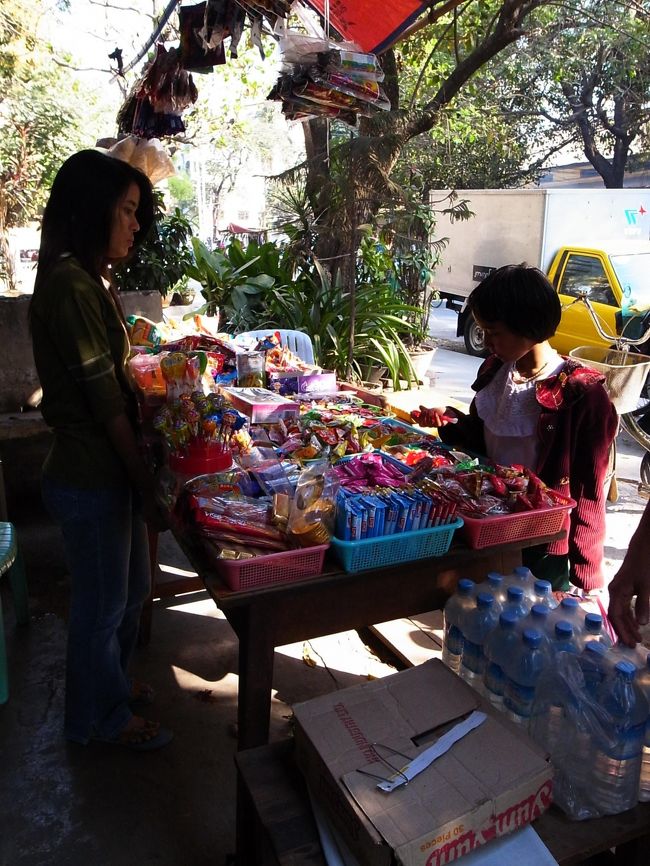 カフェの向かいに駄菓子屋（？）があり、次々に子供たちがやってくるので、道を渡って見に行った。