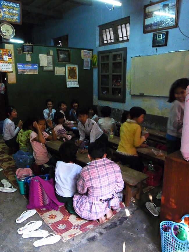 すると、駄菓子屋の奥が塾になっていて、学校帰りの子供たちが集まっていた。