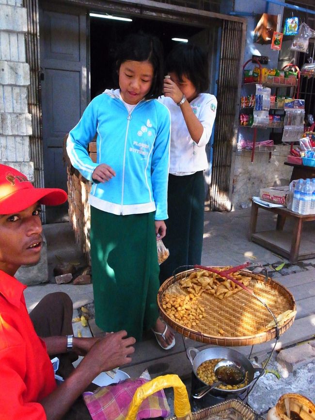 授業が始まる前に、小腹の空いた子供たちが買い食いしていた。<br /><br />ここでも揚げ物が人気があった