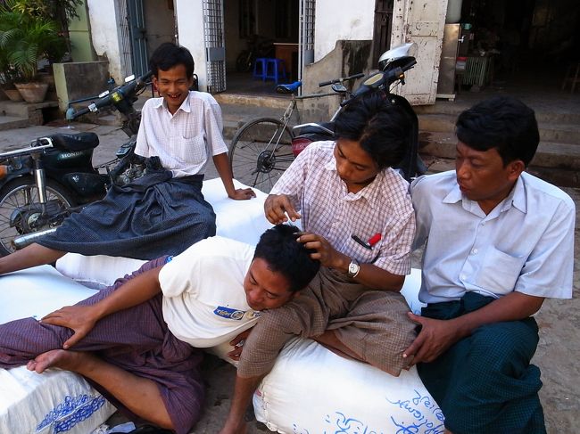 夕方のマッタリした時間、<br />仲間の白髪を抜いているのか？、<br />蚤を取っているのか？まるで猿みたい・・。