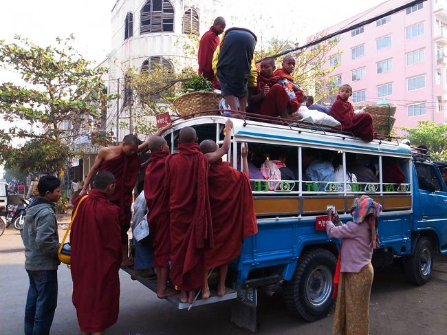 朝よく見かけた風景。<br /><br />僧侶はバスに乗って托鉢に行く。<br />屋根に乗っている場合が多い。<br />無料なのかな・・・？