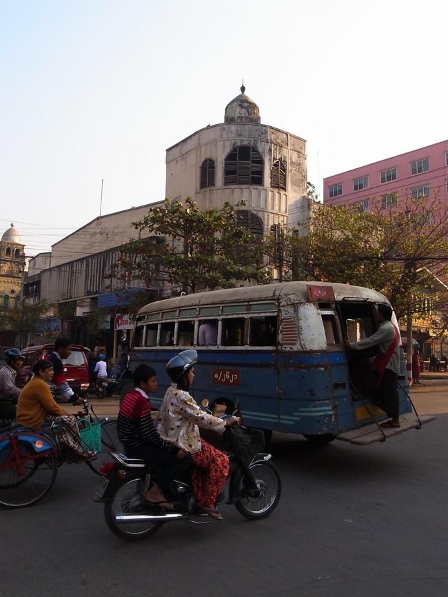 このバスが来ると何故か気になり、カメラを構えてしまう。