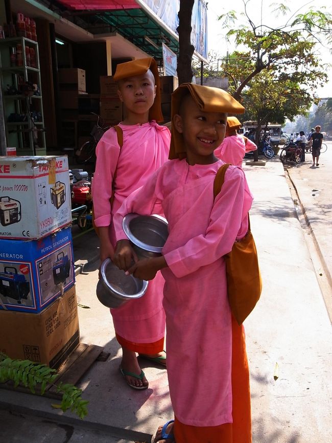 子供の尼僧。<br /><br />日差しが強いから頭に乗っけているんだろうな。