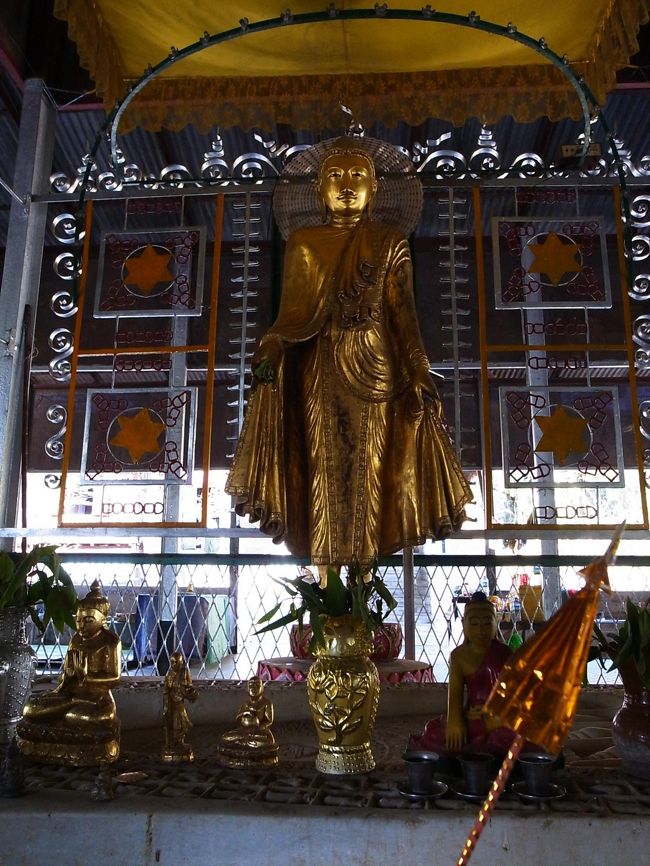 そろそろマンダレーも終わりに近づいてきたので、重い腰を上げてマンダレーヒルに向かう。<br /><br />サイカー（サイドカーが訛ったという）で２０分ほど、マンダレーの町を見渡せる丘だ。<br /><br />マンダレーヒルの入口に到着してお金を払うと、サイカーの親父さんは、「あなたが戻ってくるまでここで待っている」と言うので、「僕は夕景を見にきたので、これから４時間位は戻らないから」と断って、丘を登り始めた。<br /><br />丘に登る途中にいくつも仏様がいて、それをお参りしながら上がった。