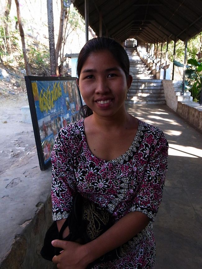 「自分は毎日ここまで自転車で１時間かけて来ていて、お客さんが見つからなければまた１時間かけて家に帰ります。あなたの旅の仕方はわかりますが、どうか私を助けてください」、と必死というか、けなげというか、こちらも自分のことだけ考えていてはいけないのかなぁ、なんていう気持ちになってきた。<br /><br />そこで、「自分はガイドをして欲しい場所も無いし、あなたにちゃんとガイド料を払うお金も無いけど、もし今日このあとに、いいお客さんがみつからなかったら、明日朝僕の宿に来れば、半日位町を案内してもらってもいいよ」と言ってみた。<br /><br />初めは僕の拙い英語が理解出来なかったようだが、（最悪でも）明日の仕事は出来た、ということがわかると、大いに喜んで、「では私は家に帰ります」と言う。<br /><br />「まだこれから僕よりいいお客が来るかもしれないじゃない」と言うと、「お客さんを比べたくない、私は明日あなたのホテルに行きます」ときっぱりと言った。<br />