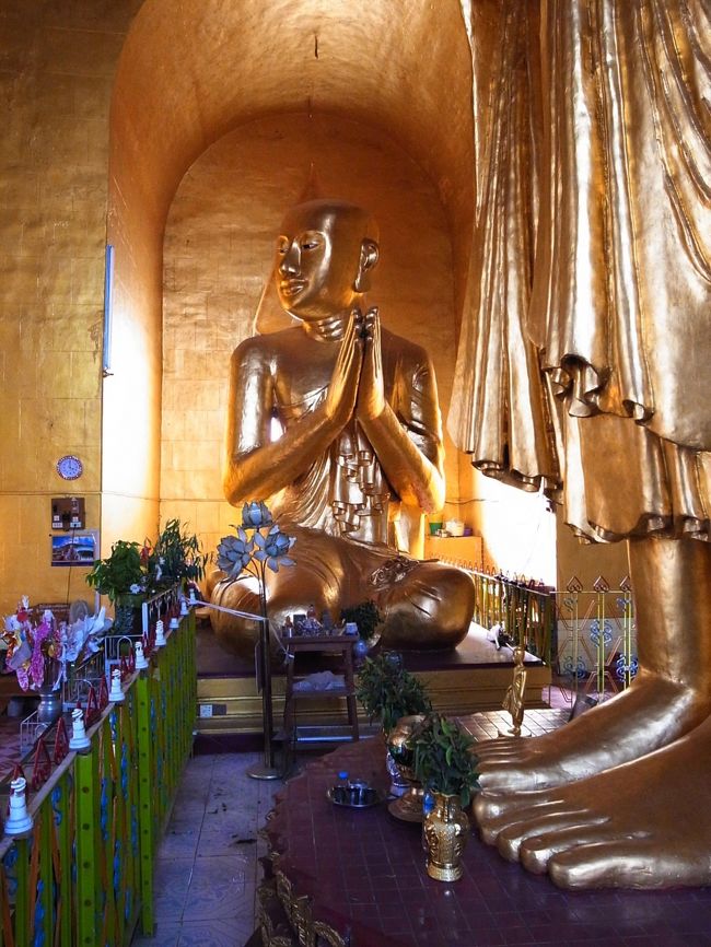 なんと、女座りしているではないか！！！<br /><br />こんな人間味のある仏様、、初めて見た！