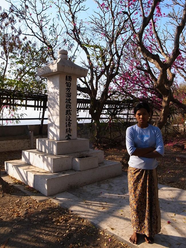 さらに上っていくと、日本人戦没者の慰霊碑があった。<br /><br />こんなところまで赤紙一枚で連れてくるなんて・・・、<br />今思えば、狂っていたとしか、言いようがない。<br /><br />この女性が墓守をしている。