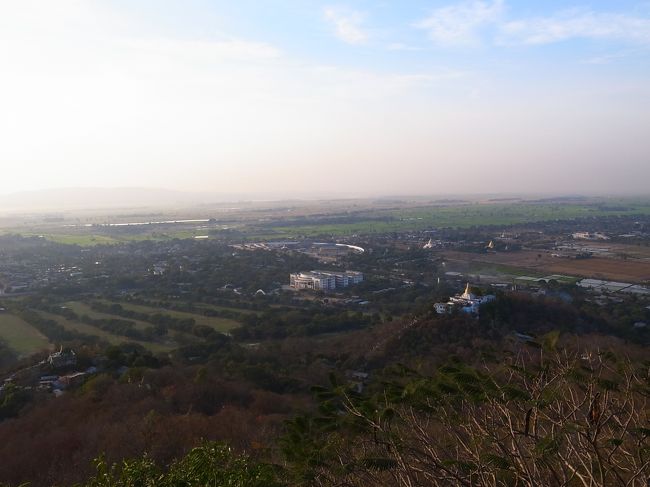 いろいろあったけど、やっとマンダレーヒルの頂上にたどり着いた。<br /><br />景色を見ていたら、どう見ても刑務所のような建物（センターの、半円状の高い塀）が見えたので、そばにいた地元の人に、「あれは何か？」と聞いてみた。<br /><br />するとその男性は、手で目を塞ぐような仕草をして「私は見えない、分からない」と言った。<br /><br />こんな世界中から観光客が来る場所にあんなにはっきり堂々と刑務所を作るとは・・、不穏な動きをしたらあそこに行くんだぞ、という脅しなのか・・？