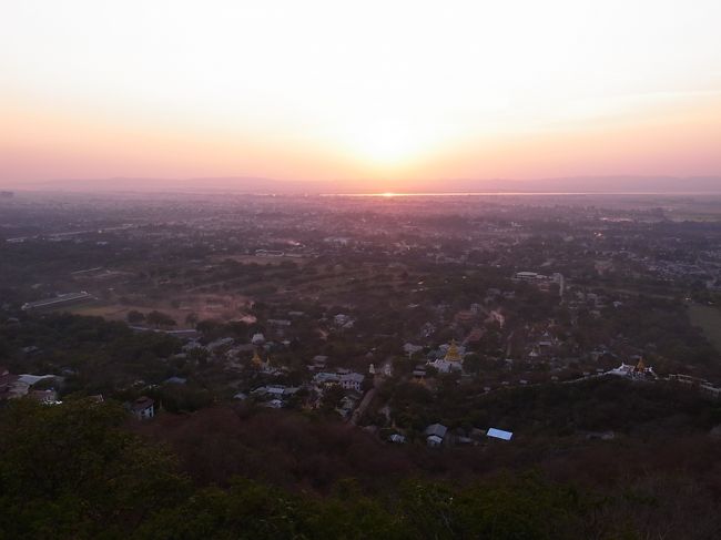 夕景を味わったあと、暗い中、最初の入口まで降りていったら、なんと４時間前に別れたと思っていたサイカーの親父さんが、待っていて、僕を見つけて手を振っている。<br /><br />４時間、ここでじっと待っていたのか・・・？<br /><br />何だかよくわからない国だ、、、。<br />感動の一日だった。