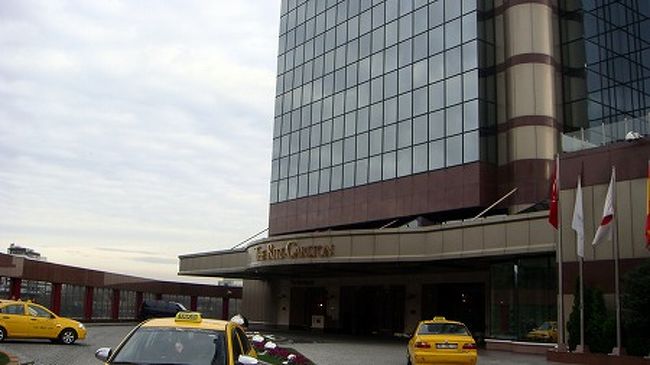 リッツカールトン・イスタンブールに到着。<br />丘の上に建つ、近代的な外観のホテルです。
