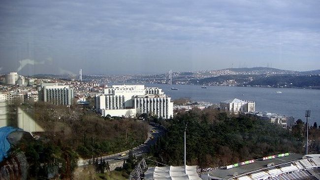 部屋の窓からは、ボスボラス海峡が一望です。