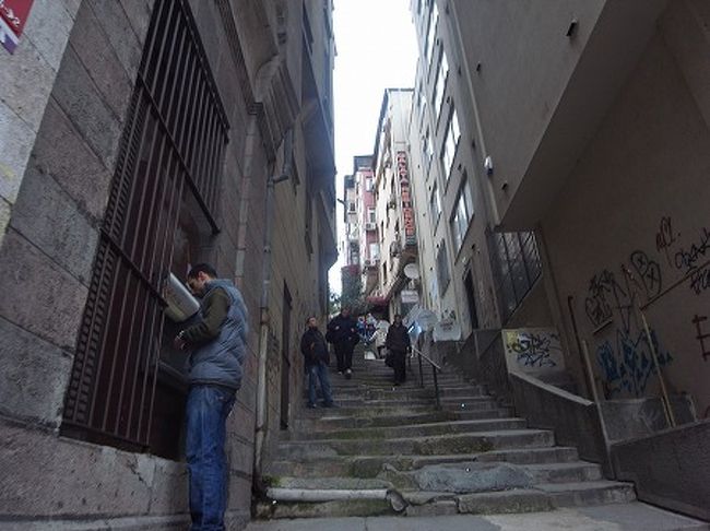 カラキョイ駅から山方向に坂を登って行くと、
