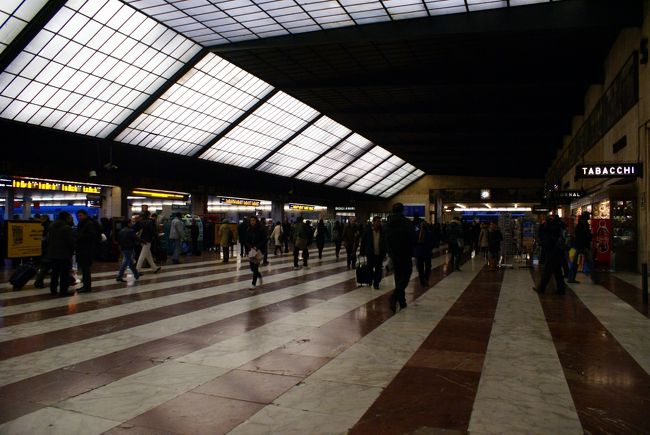今朝の始まりも、フィレンツェ・サンタ・マリア・ノヴェッラ駅から(*・・）σ<br /><br />ここからボローニャ駅に向かい、乗り換えてリミニ駅に向かいます。