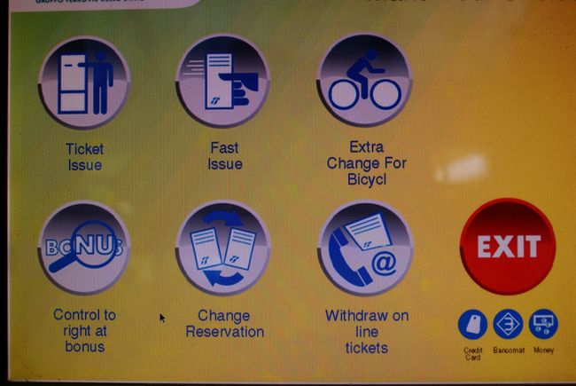 イタリア国鉄のHPから、チケットの予約が出来ます。<br /><br />ただチケットの発券方法が、チケットレスが使えず・・「Self Service」で発券しました。<br /><br />こちらの画面のマシーンで、発券します。<br />