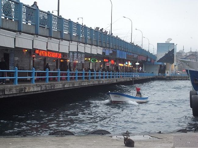 ガラタ橋です。上は道路＆鉄道で、下は店舗の2階建て構造です。