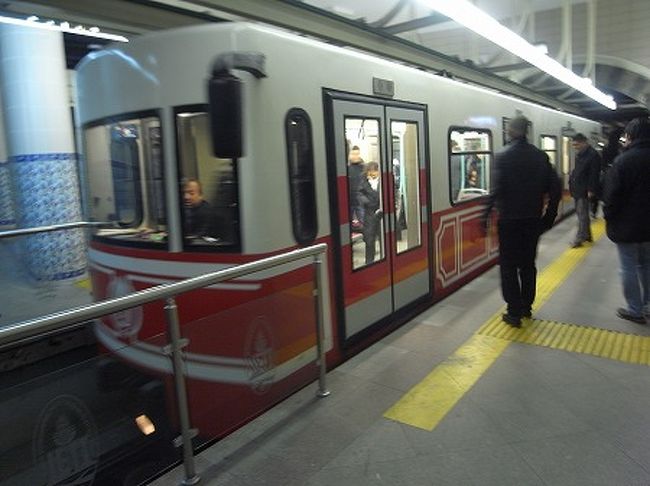 ガラタ橋からからイスティクラル通り南端までを結ぶのが「テュネル」という地下ケーブルカーでユーラシア大陸最古の地下鉄だそうです。