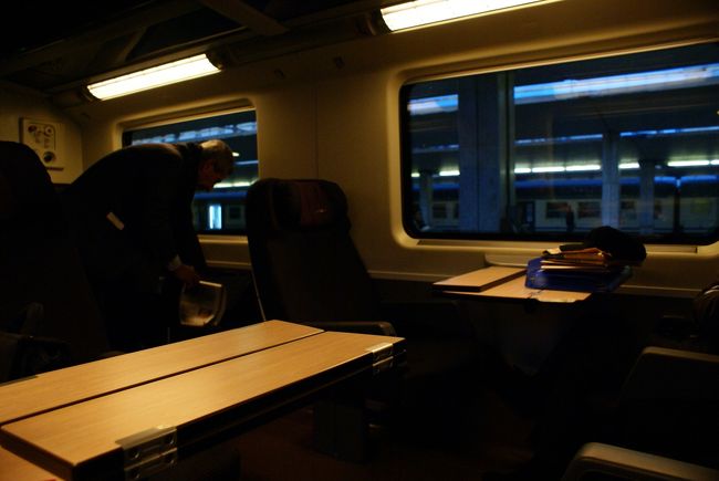 こちらが車内。<br /><br />ユーロスターでも地方線？<br />足元はあまり広くない、、、