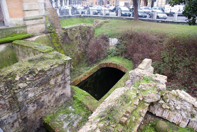 遺跡！<br />たまたまフラリと歩いただけだけど、観光にもなかなかいい街じゃないですか(￣- ￣ ) 