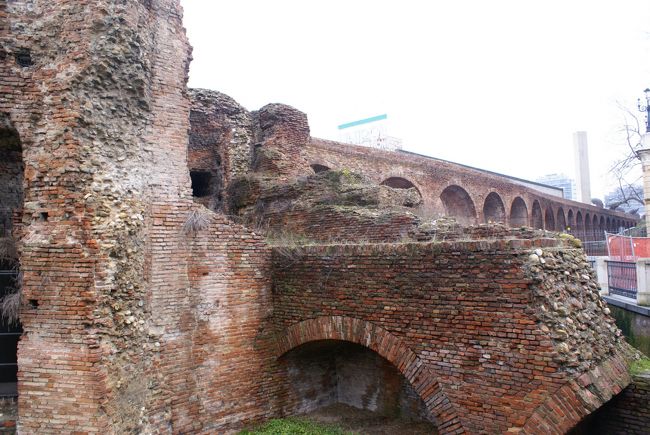 ローマ時代の遺跡でしょうか・・・？<br /><br /><br /><br />急に、ギリシャに戻った気分になりながら、でも一番のお気に入りは・・・