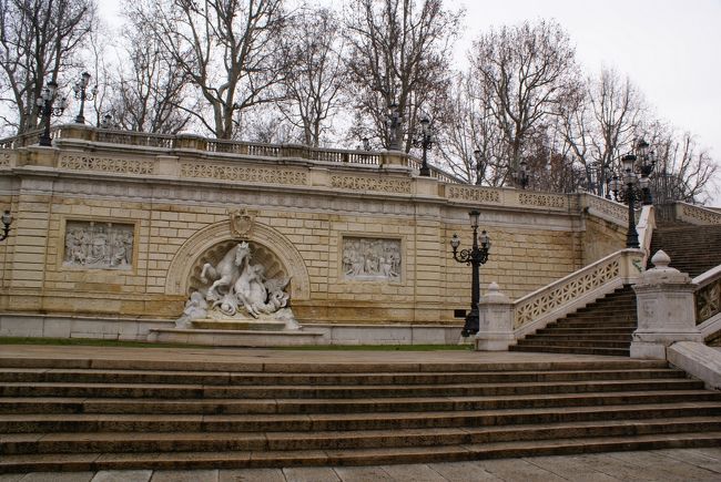 こちら(*・・）σ<br /><br /><br />いえっ、ただの階段なんですが(〃_ 〃)ゞ ポリポリ