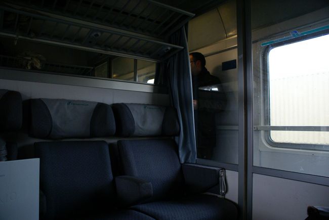 席はこちら。<br /><br />向かい合った３×３の席で１つのコパートメントになってました。