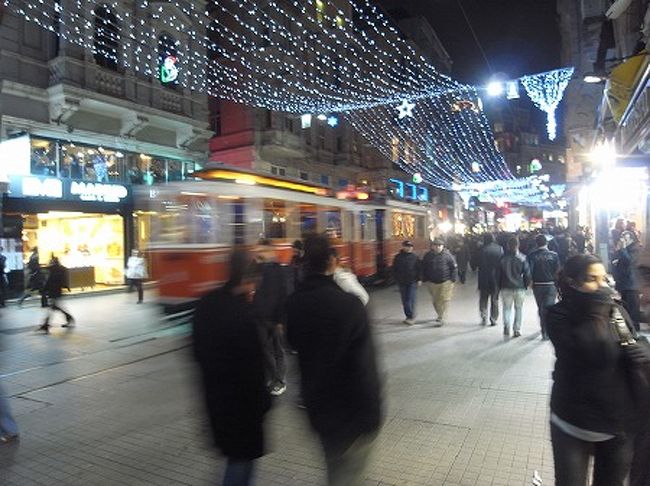 イスティクラル通りを歩いてホテルに帰ります。<br />人をかきわけながら、レトロなトラムが人をかき分け進みます。色んな店がたくさんあり、ライトアップもキレイでテーマパークのショッピングアーケードを歩いているみたいです。