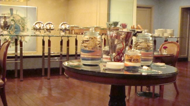 ホテルに帰り、その足でクラブラウンジに行き軽い食事です。<br /><br />なんか結構歩いたので、そのまま部屋で就寝。。<br /><br />いよいよ明日はこの旅、最後の日です。<br /><br /><br /><br />--イスタンブール編その2につづく--