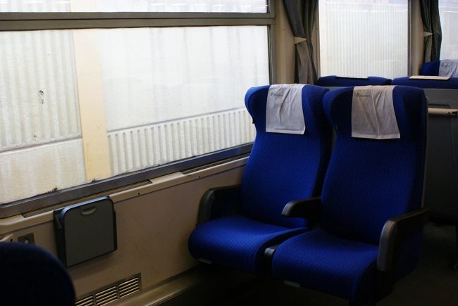 ２等を覗いてみました。<br />こんな席。<br /><br /><br />イタリア、自分が予約した席の近くの窓際など、適当に座るんですよ（｀m´＃）ムカッ<br />だから、「ソコは私の席です！」っといちいち主張しないといけない。<br />「ホントに？」くらいの勢いで、チケットを見られることもある。。。<br /><br /><br />ボローニャからリミニは１時間ほどです。
